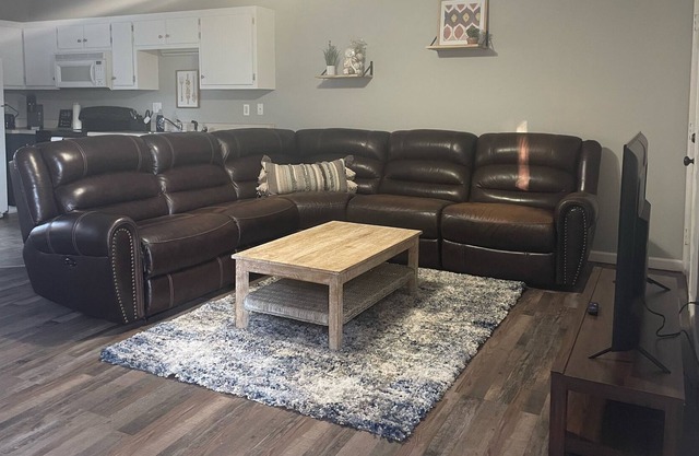 2 Bd unit, near Ft Campbell, entire apartment, 2 min to gate 1