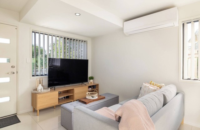 2 Bdr Apt! Train! Parking! Restaurants! 3144D2