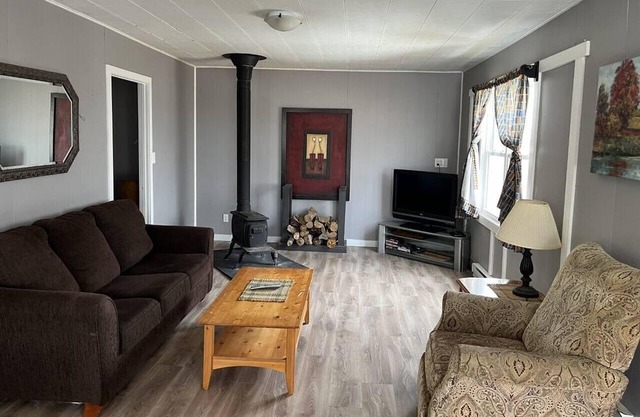 2 BDR cottage on Bras D'or Lakes. We are 420 friendly! - (1 of 5)