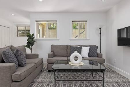 2 bdr Cozy Suite in North Van