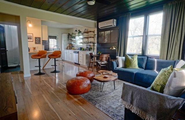 2-bdrm, 1.5 bath, dog-friendly, 5 min to downtown, tucked away, scenic views