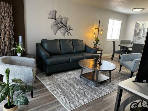 2 BDRM CONDO - Tranquility, Comfort & Location