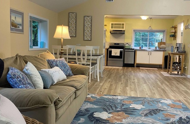2-bdrm cottage 8 mins from South Haven beaches - Huge Yard, Fire Pit, Bike Trail