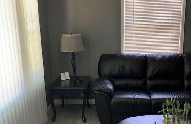 2 Bdrm Home Less than 6 miles from Lambert Airport