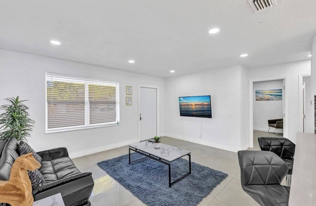 2 Bdrm Modern House Mins From Beach & Casino HB1