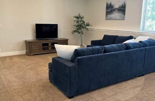2 Bdrm Private Basement Apartment Sleeps 6