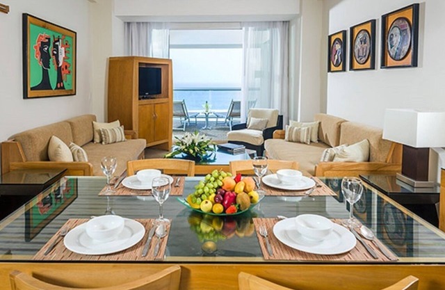 2 Bdrm Suite w/ Kitchenette on the Beach in Acapulco