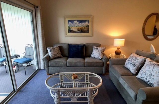 2 BDRM Sunset Beach Condo: Abgeschirmte Terrasse mit Blick auf Jones / Byrd 10. Loch.