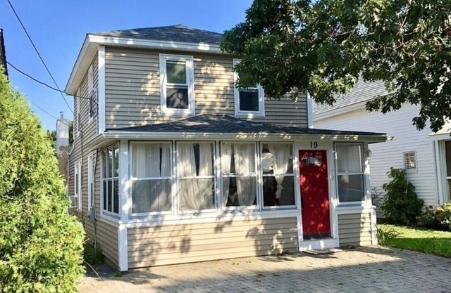 3 BDRMS, SLEEPS 8, 1 1/2 BAD