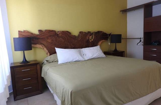 2 Schlafzimmer + Studio, 2. 5 Badezimmer,