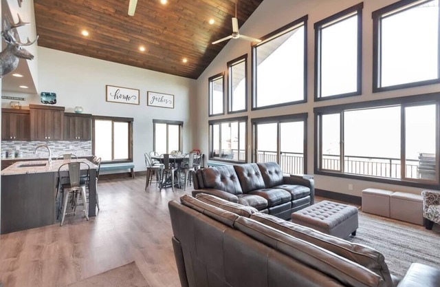 2 Bear Lake House - Stunning Views, Spa Onsite! (36 Guests)