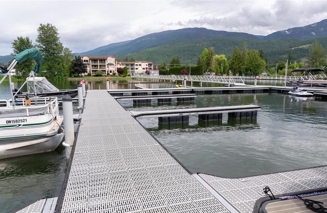 2 Bed 2 Bath Condo with boat slip & seasonal pool + hot tub