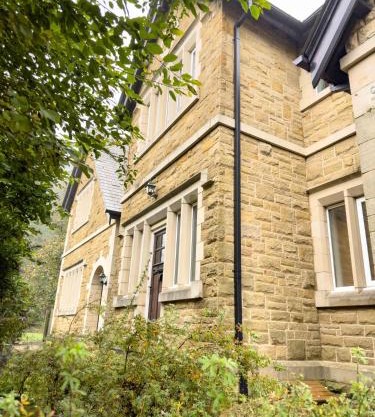 2 Bed - 2 Bath - Duplex Apartment next to LBU-Headingley Centre-YCC Arena-Families-Relocators