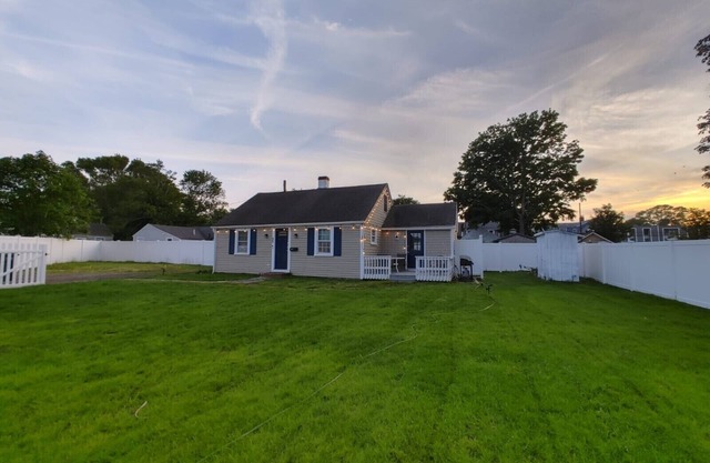 2 bed 2 bath house in Hyannis walk to beach, Harbor, Main st, pet friendly fence