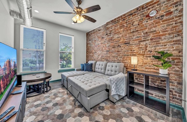 2 Bed 2 Bath + In-Unit Washer/Dryer+Dishwasher 2C