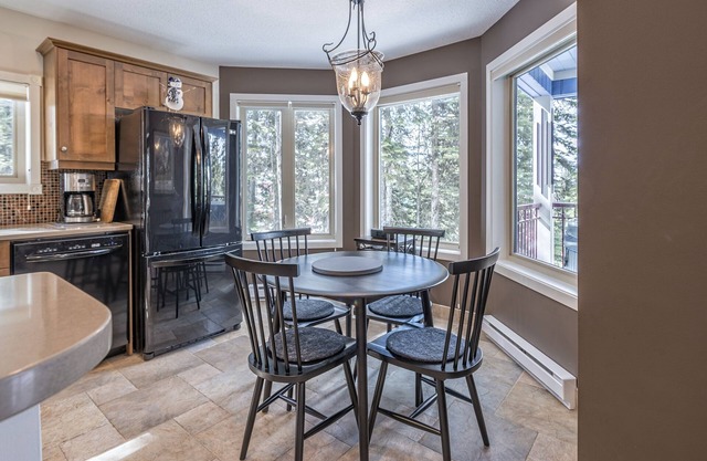 2 Bed/2 Bath Suite On Skiway - Hot Tub, Laundry, Storage Room, Heated Floors!
