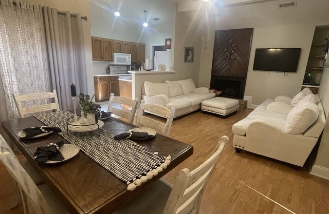 2 Bed & 2 Bath townhome in the heart of Baton Rouge's hospital district.