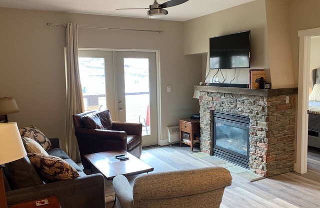 2 Bed 2 Bath w/sofa sleeper luxury slope side ski-in/ski-out condo - sleeps 7