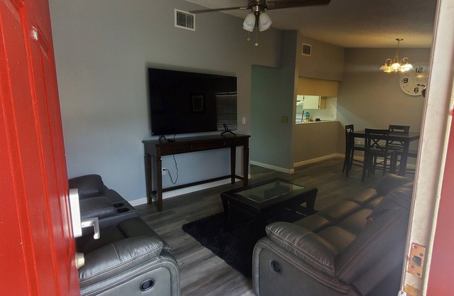 2 Bed 2 FB Near SEU Midway Disney and Beaches