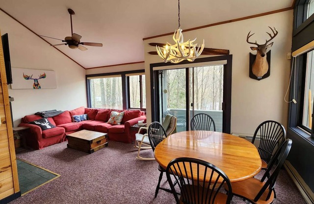 2 Bed/2Bath White Mtn treetop Townhome across from Loon w views, pool & shuttle