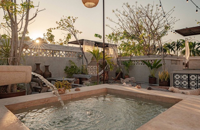 2-bed,3 bath house, rooftop, 2 plunge pools. AC. Safe. Close to centre, shops.