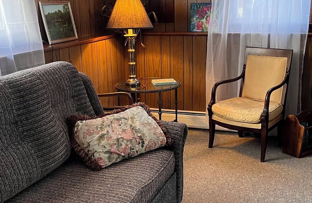 2-bed apartment on first floor with private lake, AC, WiFi Family events