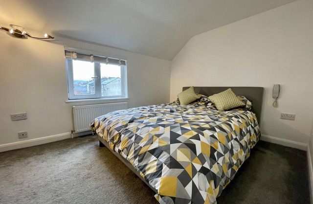 Impeccable 2-Bed Apartment in Scarborough