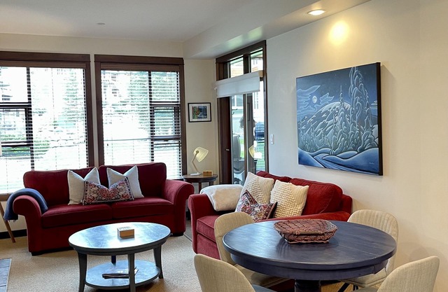 2 bed/bath ski-in, ski-out condo in Stone's Throw