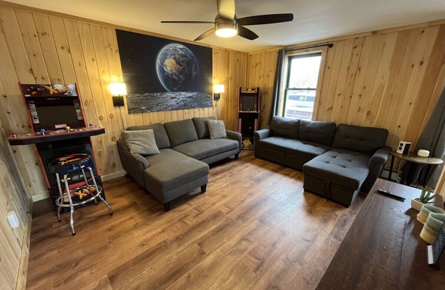 2 Bed Berkshire Apt minutes to Jiminy Peak Ski
