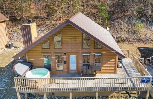 2 Bed Chalet Lakeside with Exceptional View of Dale Hollow Lake