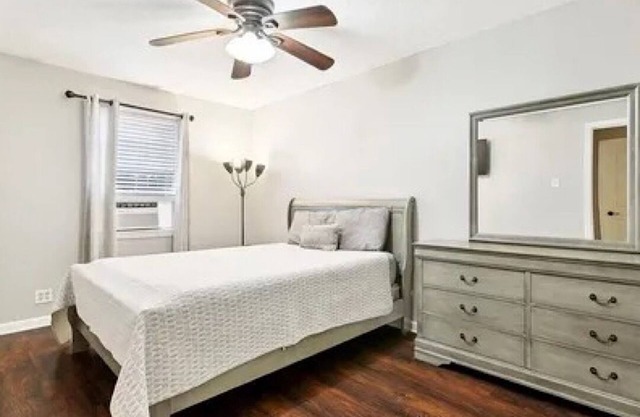 2 bed condo - 1 block to Quarter. Very walkable.