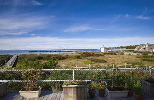 2 Bed Condo w/ Panoramic Water Views. Private Beach, Pool, Tennis, Fishing Pier.