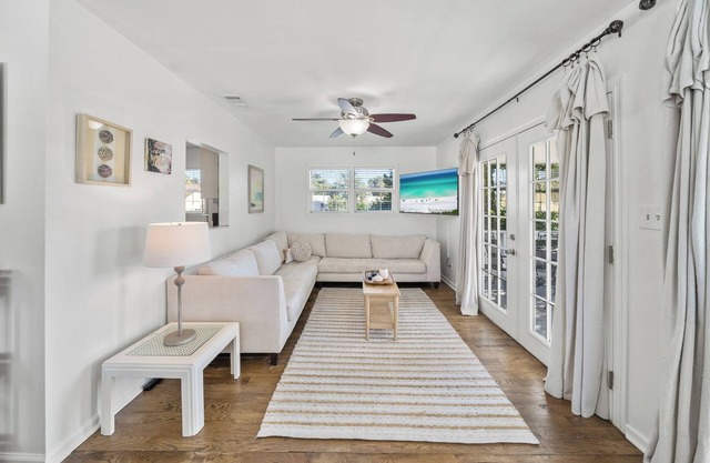 2 Bed Dog Friendly House in Laguna Beach by Thomas Donut & Carousel w/ Golf Cart
