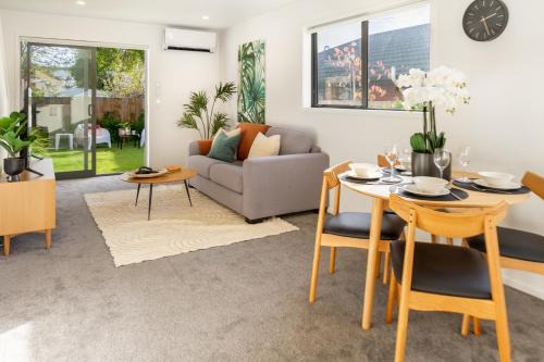 2 bed Escape, Heart of Riccarton w/carpark