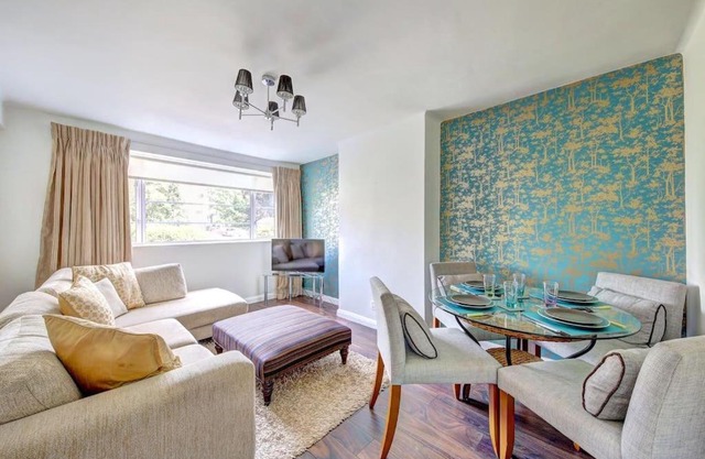 2 bed flat - SW London with parking