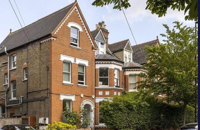 2 bed garden flat West Dulwich FREE STREET PARKING
