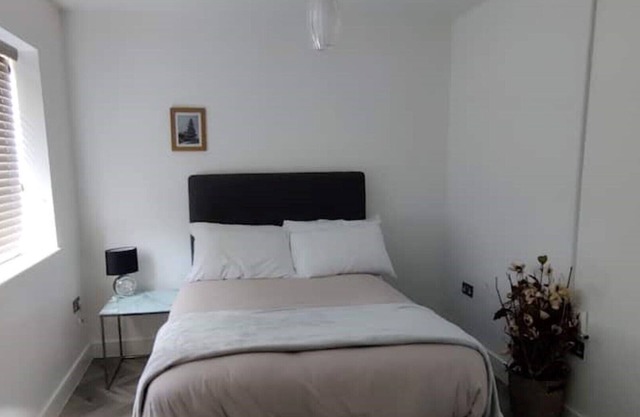 2 bed House Close to Middleton City Centre & Shops