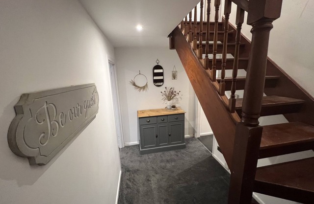 2 Bed House, Sleeps 6, 2M from Bath Centre