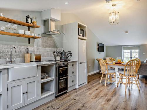 2 Bed in Barnstaple 5mls N 93024