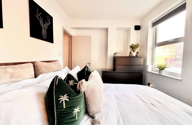 2 bed just 6 minutes by tube to the Tower of London in the cities trendiest area