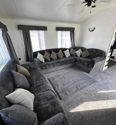 2 Bed Mobile Home Sea Views, Centre Field