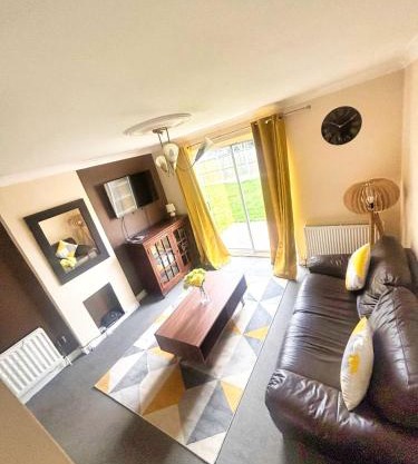 2 Bed Semi - Sleeps 4 - Private Garden & Parking - Quiet Cul De Sac Location - Dog Friendly - Fast Wifi - Close to Motorway Access