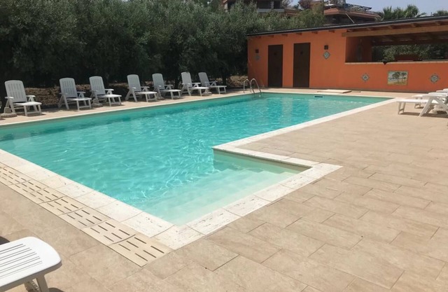2 Schlafzimmer Apartment am Meer, Wi-Fi, A/C, Terrasse, im Komplex mit Pool