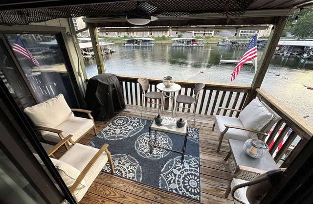 2-bedroom Lake front condo with WiFi, dock, in Tranquil Village of Four Seasons