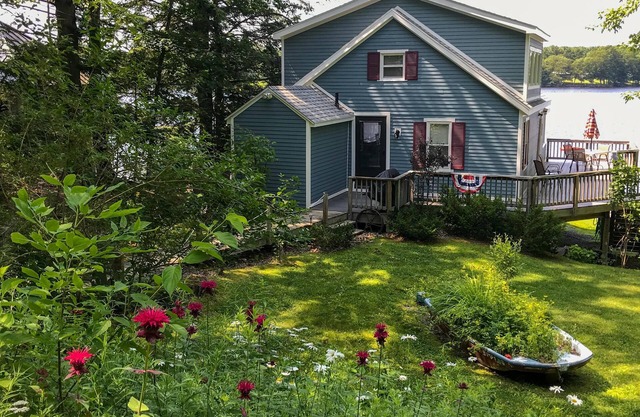 Waterfront Cottage on Pleasant Pond