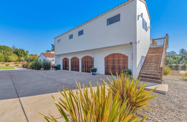 2 Bedroom 1.5 Bathroom. Fully furnished. With Pool and Hot Tub Access.