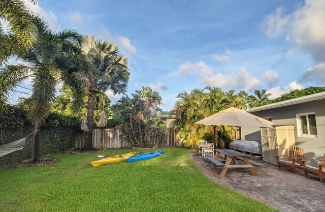 2 bedroom, 1 bathroom home, 2 kayaks, around the corner from neighborhood dock