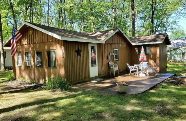2 Schlafzimmer, 1 Bad Hütte mit Budd Lake Access, direkt am Wasser.