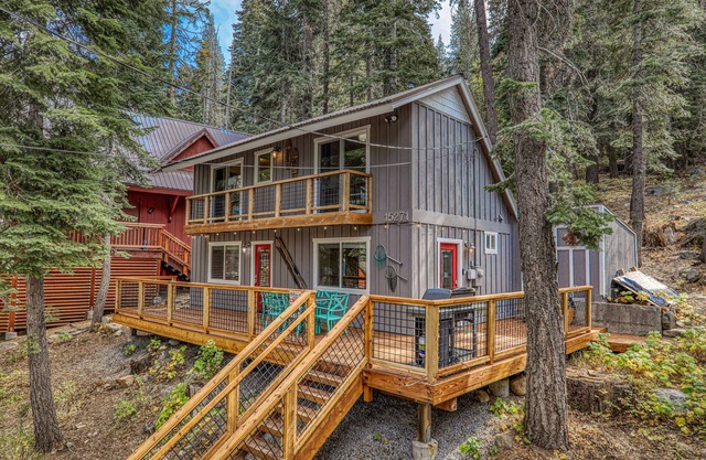 2 bedroom, 1 bath, sleeps 4. West End of Donner Lake: DLR#031
