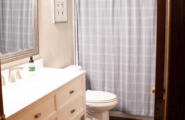 2 Bedroom, 1 Bathroom Convenient Green Bay Getaway